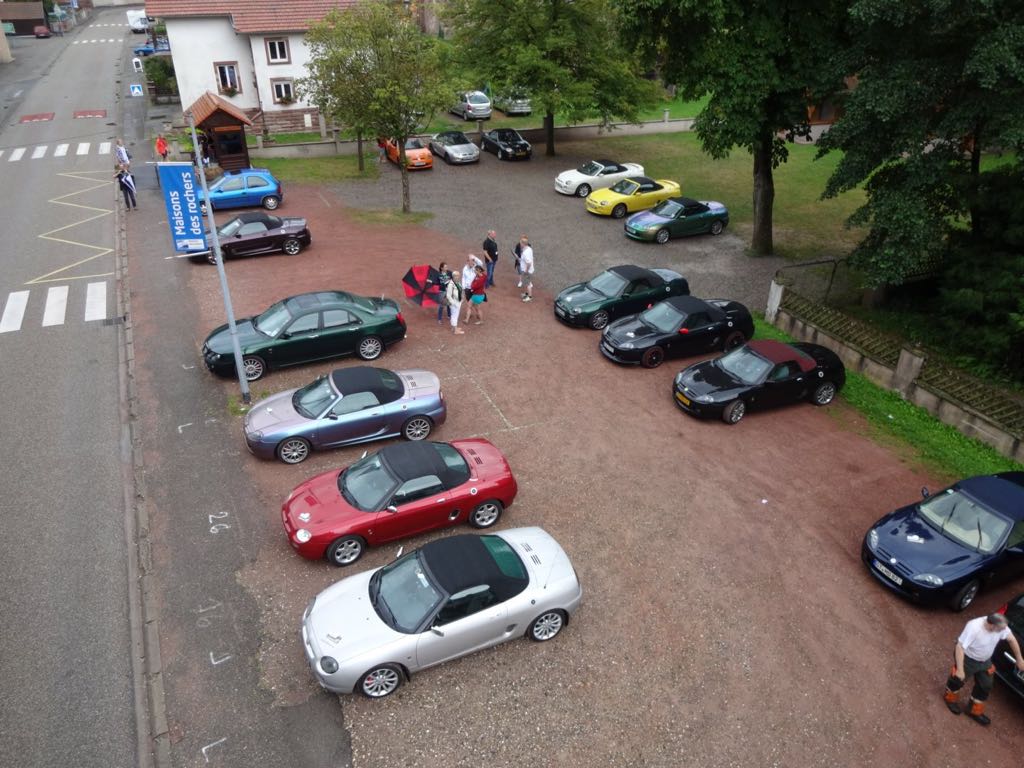 A nice lineup opposite the houses.